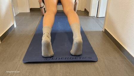 HIDDEN CAM IN A GYM FEET IN SWEATY SOCKS WORKOUT - MP4 Mobile Version