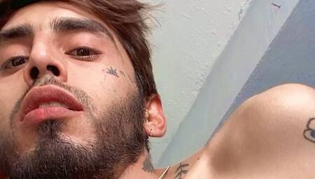 Me Saco La Verga Por Un Lado De El Short