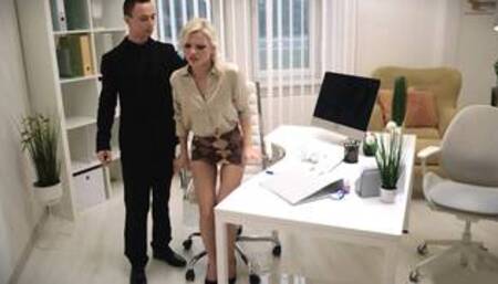 Hot HR employee from Europe Zazie Skymm pissed herself at work and loved it