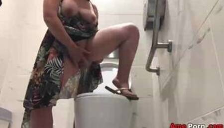 Femme Chaude Se Touche Dans Les Toilettes Publiques Jusqu039à L039orgasme Squirt Avec