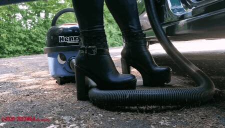 Mila - Smashed car window (View 02)