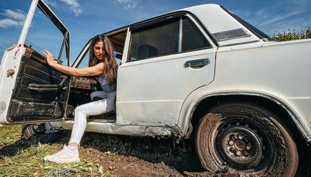 CAR STUCK Stuck in a car in the mud in white sneaker