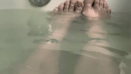 Natural bathtub toes, hairy bush, water play, pale Hungarian milf feet, foot fetish