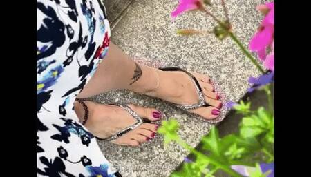 NYC feet: Bryant Park, summer dress, flip flops, milf soles foot show