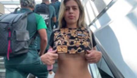 Fui levar A gostosa IceGirlxx para o aeroporto e se despediu com um belo boquete com gozada na boca