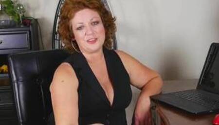 chubby mature mother fucks her big pussy