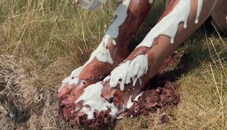 Feature Film: Smashing a cake with my feet (HD)