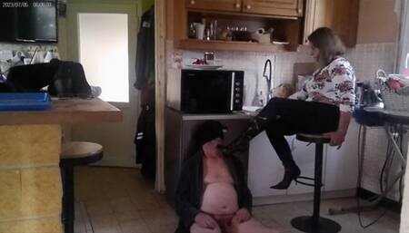 He has a head to be humiliated !