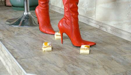 23luj Victoria crushes pieces of cake (mp4-HD)