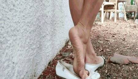 In white ballet flats, in the garden MP4(1280x720)FHD