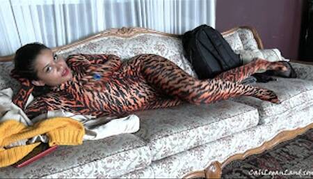 Cat in Heat: Calissa Bliss transforms into a naughty kitty masturbating and giving you joi (mob)