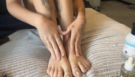 Painting my cute toes red