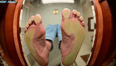 MASSIVE ebony Goddess oblivious to the tiny below!! "OH GOD HELP ME!!" - MP4