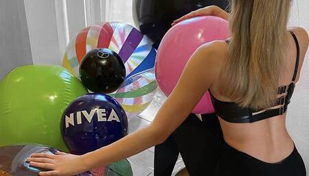 Lari shows love to beachballs