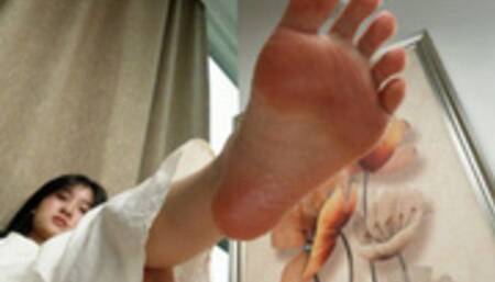 Beautiful Asian girl Yangqiqi showcases her sexy little feet2 HD