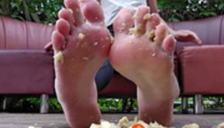 Watch the banana gets smashed under Valeria perfect feet (HD 720p MP4)