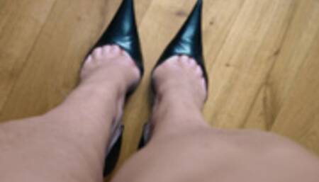 Toe Cleavage & Bare Feet