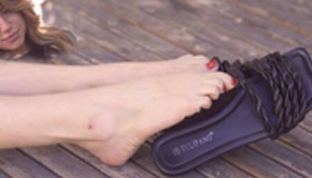 Sienna's playful feet and her flat sandals shoeplay on the table -Video update 13417 HD