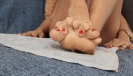 Princess Scarlett Blond - Sexy oil foot and soles rub and exibicionism - FOOT WORSHIP - FOOT FETISH - OIL - FEMDOM - FOOT DOMINATION - SOLES - AMATEUR - FOOT MASSAGE - SELF FOOT WORSHIP - (FOR MOBILE DEVICES)