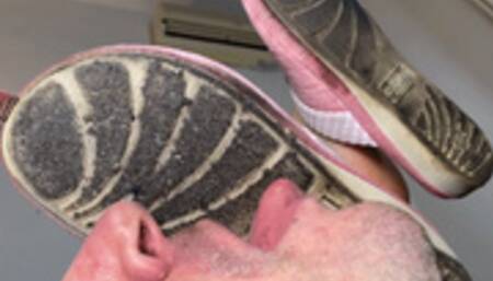 Lick My Slippers Dirty Soles Clean (part 1) - Ripulisci la Suola Sporca delle mie Pantofole con la Lingua (prima parte)