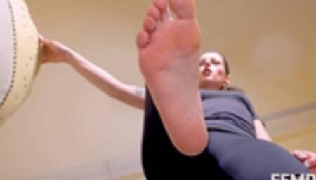 Enjoy the sight before you get trampled on ( Giantess Feet with Lady Nicole ) - 640p wmv