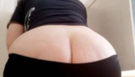 Buttcrack in black leggings