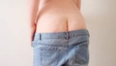 Buttcrack in Jean shorts