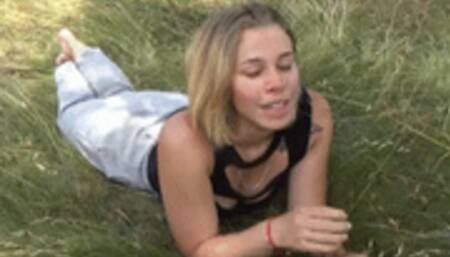 31 female sneezes (Jessica & Amira) HD - WMV