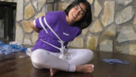 Abril Luna - Sexy Latina in her first Escape Challenge - Full Clip mp4 SD