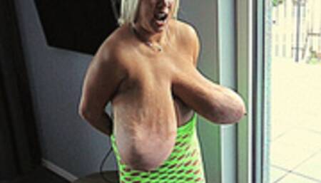 Maja meets Roxi Part 6 - Roxi's Giant Breasts devy Gravity (Clip No 2523 - mp4 version)