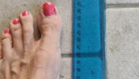 Measuring my dry feet with painted toenails and weighing myself - CUSTOM VIDEO 2-4 (avi)