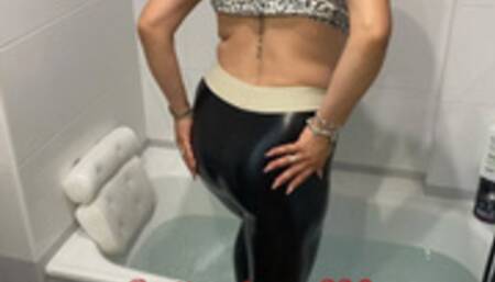 Farting in the bathtub in latex