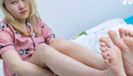 Asian cutie foot teasing with her small feet (4K 2160p)