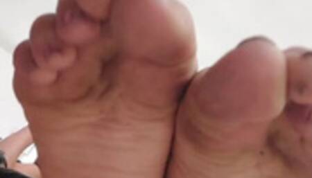 Cum Countdown Bilingual Joi Joe Giantess Feet FemDom Humiliation Foot Slave training Smoking milf uses you as a human ashtray Dom gives you orders on the floor where you belong slave Middle finger Milf Smoking Laughing Latina Bilingual JoI JOE Cum Coun