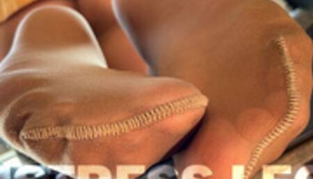 Goddess In Tan Pantyhose Wiggleng Soles And Toes On The Windowsill (MP4 HD)