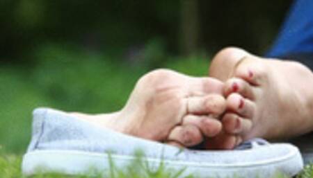 Nikola's dirty toes and soles are on show in the park - Video update 13303 UHD 4K Video