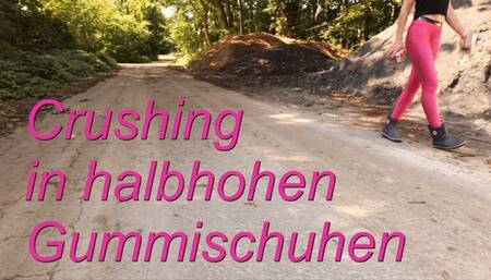 Crushing in rubber shoes - Crushing in Gummischuhen