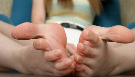 Beautiful and sexy Asian girl Xixi's sexy big feet15 HD