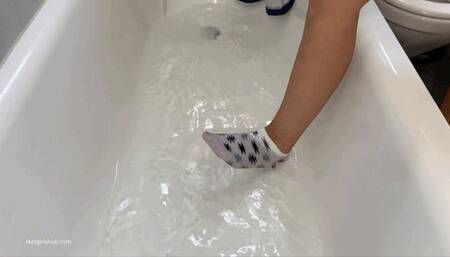 WET SOCKS IN A TUB AND WASHING MY SEXY FEET - MOV Mobile Version
