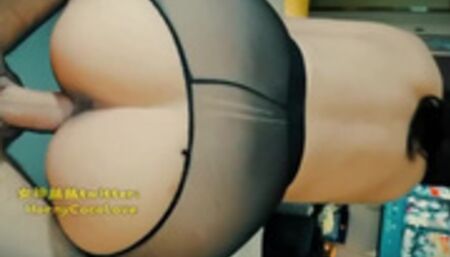 The female colleague of the company is really slutty.