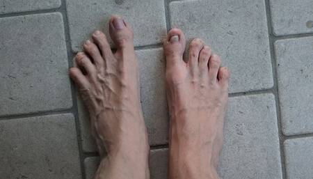 Sweaty and very dirty feet, toes and soles (avi)