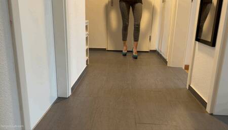 RUNWAY WALK GIRL SPRAINED ANKLE - MOV HD