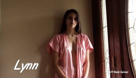 Lynn's 5 Minute 4k Nude Strip Tease & Display