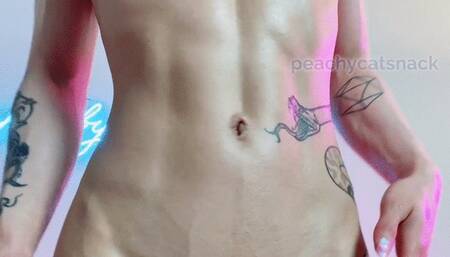 Muscular girl peachycatsnack masturbates to orgasm with her big clit while oiled up