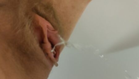 Светловолосая пизда писает чистой мочой