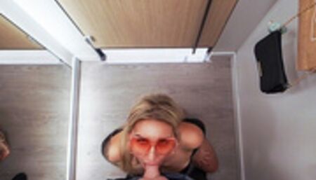 Ona lubi ciągnąć i połykać w miejscach publicznych. Soczysty lodzik w przebieralni. DessertLady.