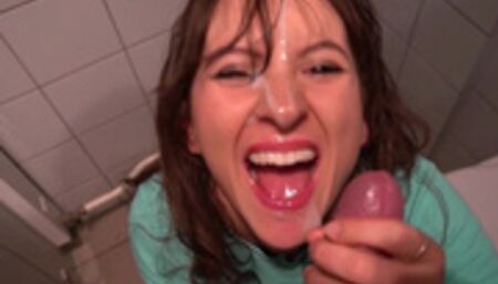 Wytrysk na twarz w publicznej toalecie