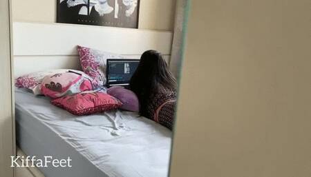 Goddess Kiffa's perfect feet exibicionism and foot ignored  - GREEN NAILS - FOOT POV EXIBICIONISM - FOOT IGNORED - FINDOM - FEMDOM - FOOT POV - SOLES - BUTT- SEXY SOLES