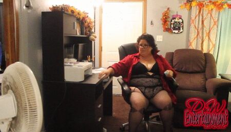 BBW fucks herself with her Home Office MP4