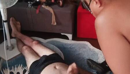 Kölem diliyle ayaklar?m?n pisli?ini temizliyor